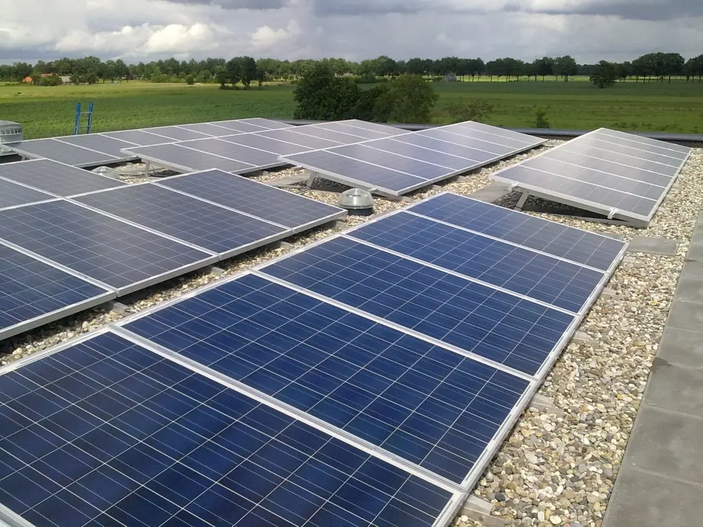 zonnepanelen plaatsen door klusjesman
