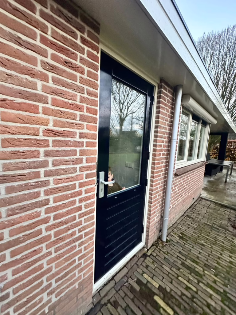 Glas in buitendeur vervangen Glaszetter Maastricht