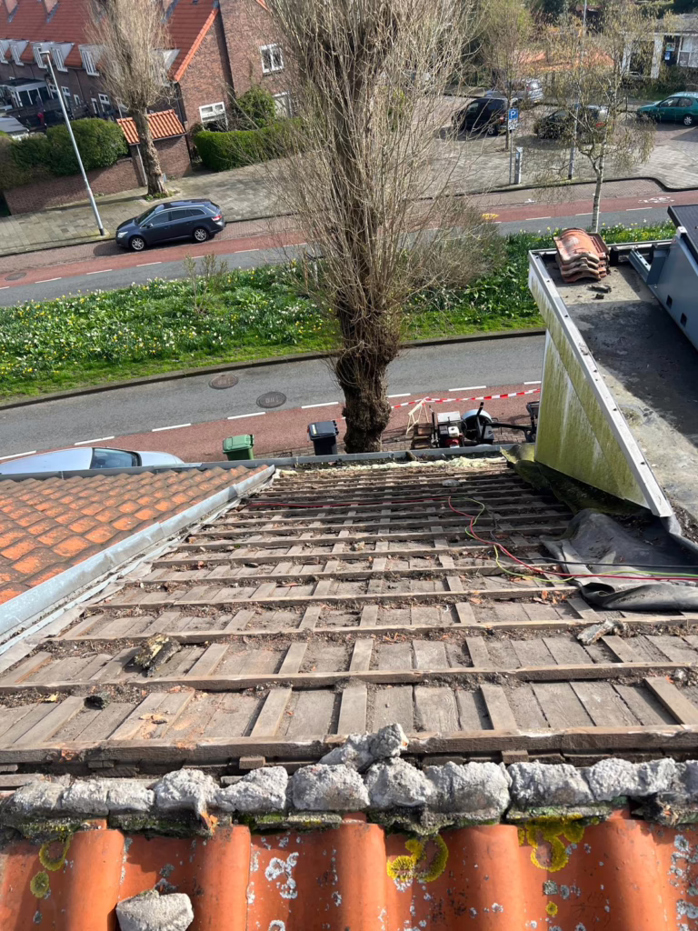 nieuwe dakpannen en dakbeschot